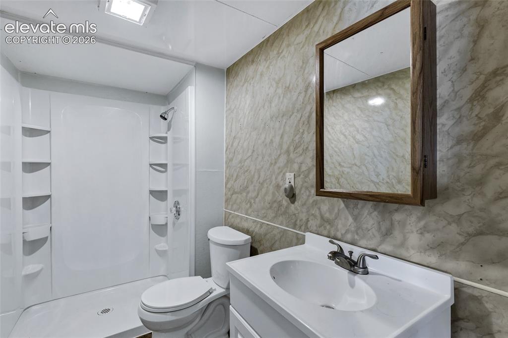 Image 10 of 35: Bathroom