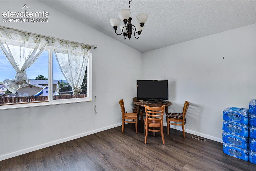 Image 17 of 35: Dining Area