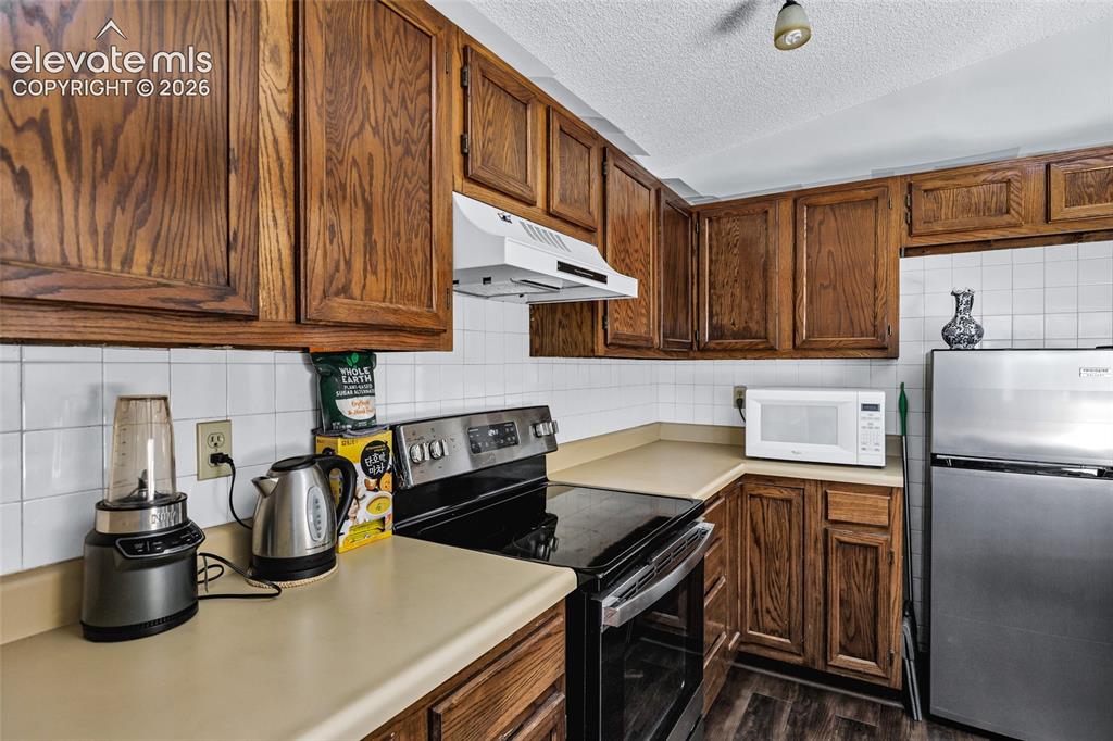 Image 18 of 35: Kitchen