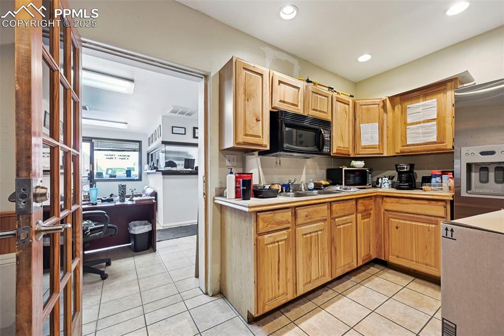 Image 4 of 13: Kitchen / Break Area