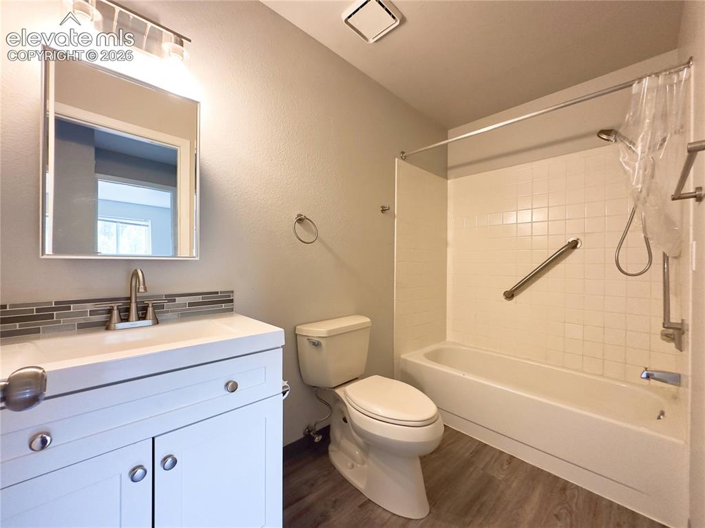 Image 12 of 19: Bathroom