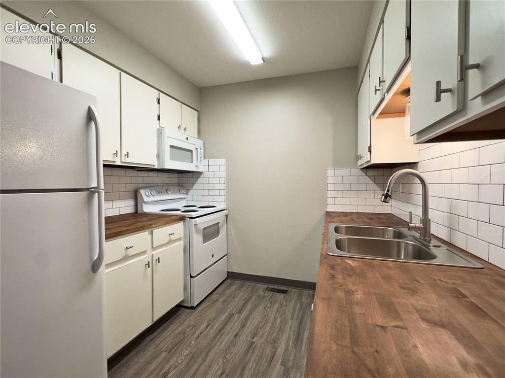 Image 7 of 19: Kitchen
