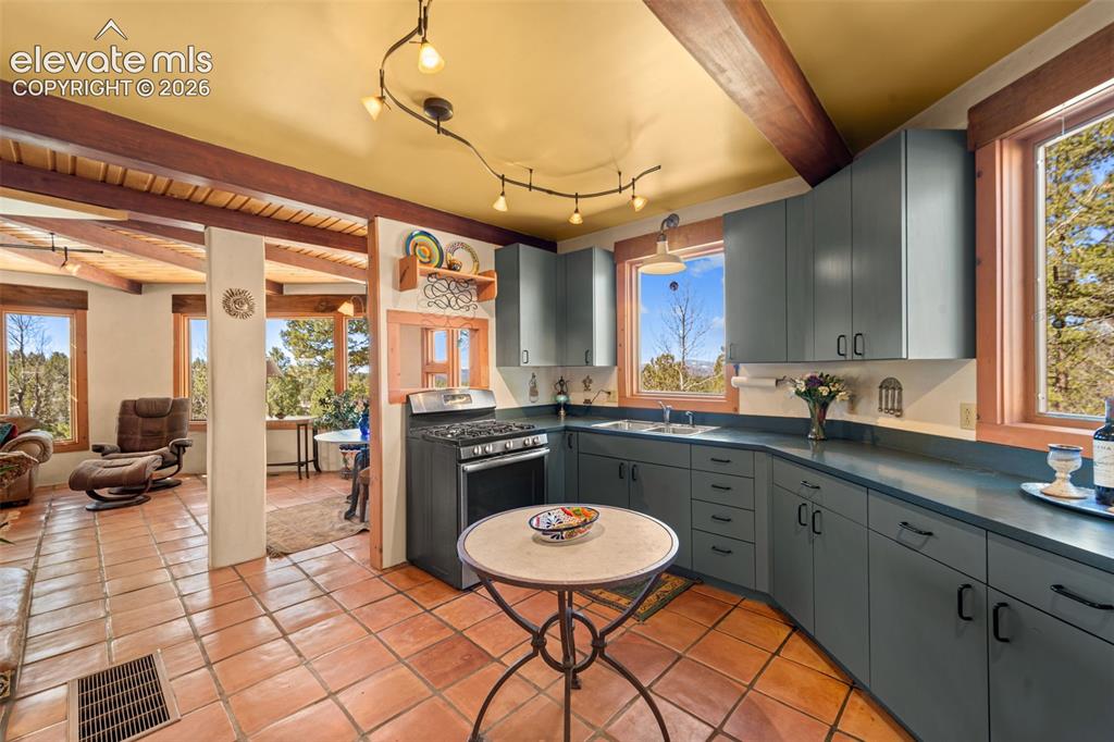 Image 11 of 33: Kitchen
