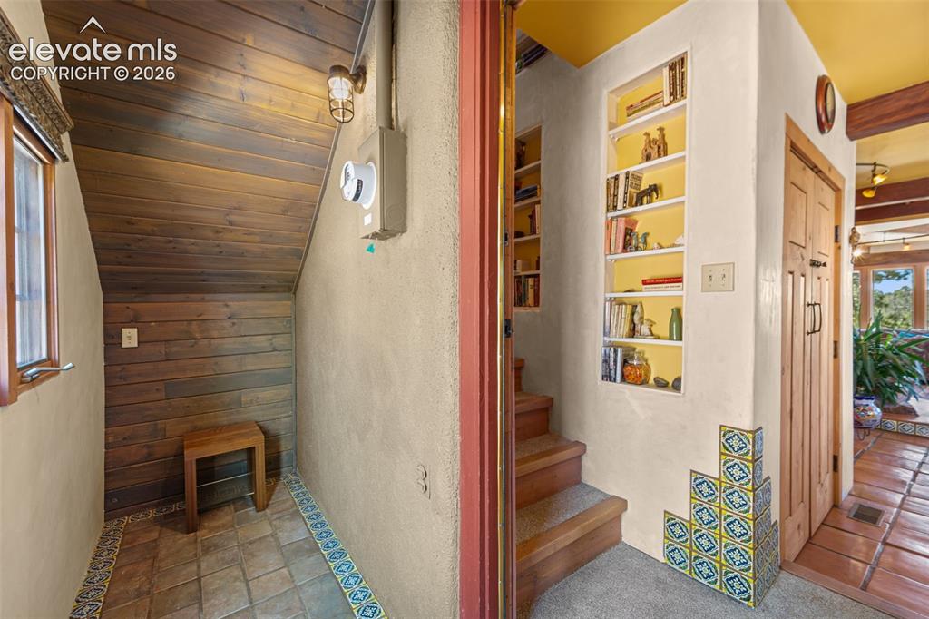 Image 16 of 33: Mud Room