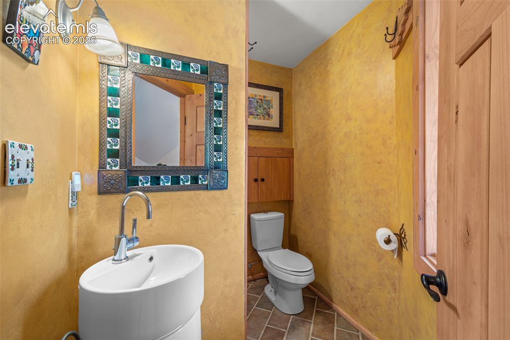 Image 23 of 33: Bathroom