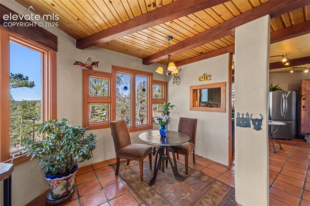 Image 9 of 33: Dining Area