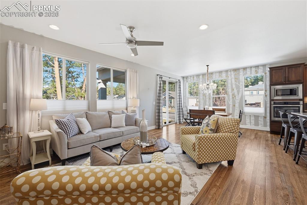 Image 15 of 40: Open floor plan for entertaining!