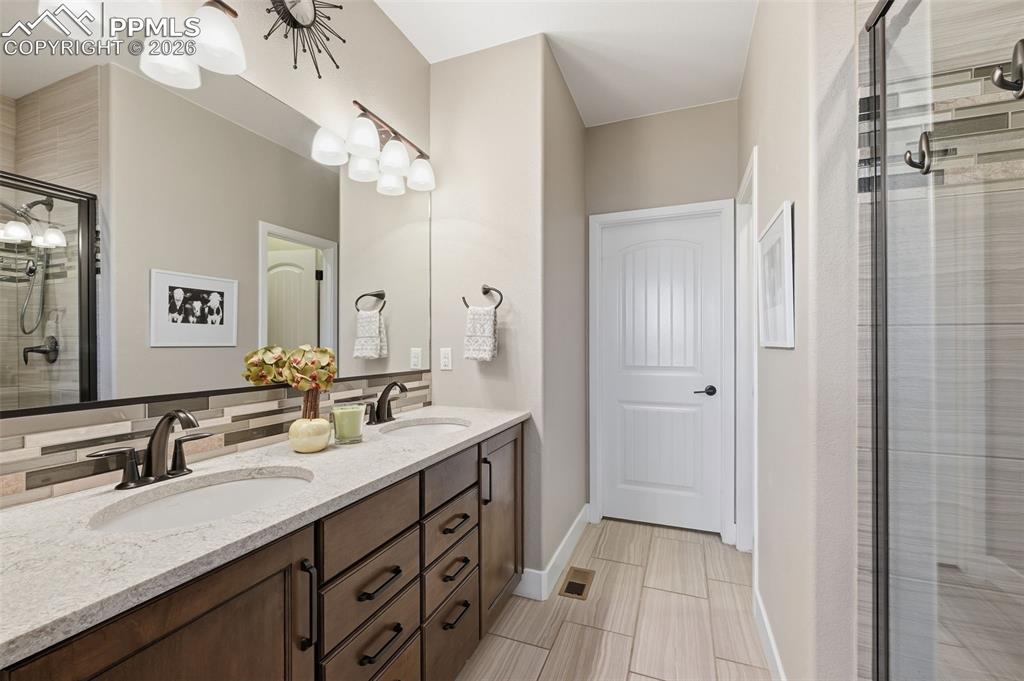 Image 18 of 40: Granite counters and custom tiling in the master bath!