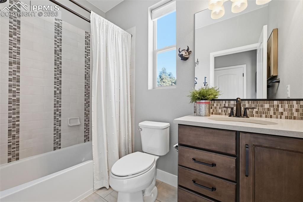Image 23 of 40: Full bath on the main level with quartz counters!