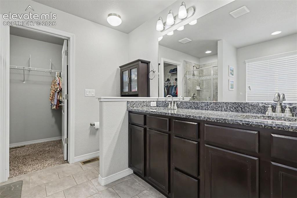 Image 14 of 36: Bathroom