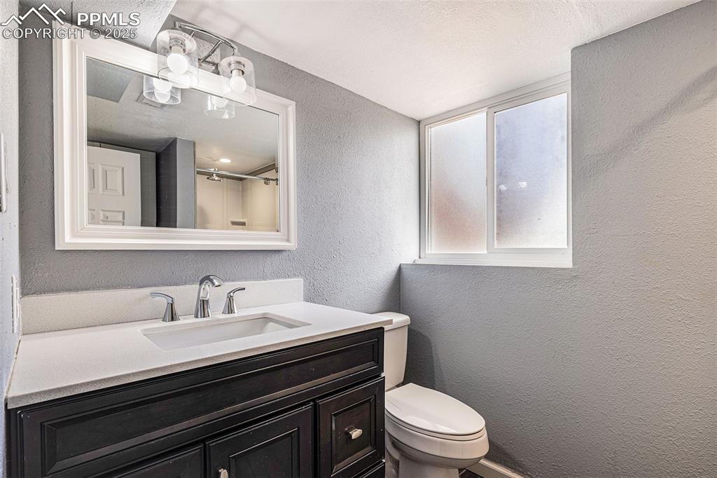 Image 11 of 14: Bathroom