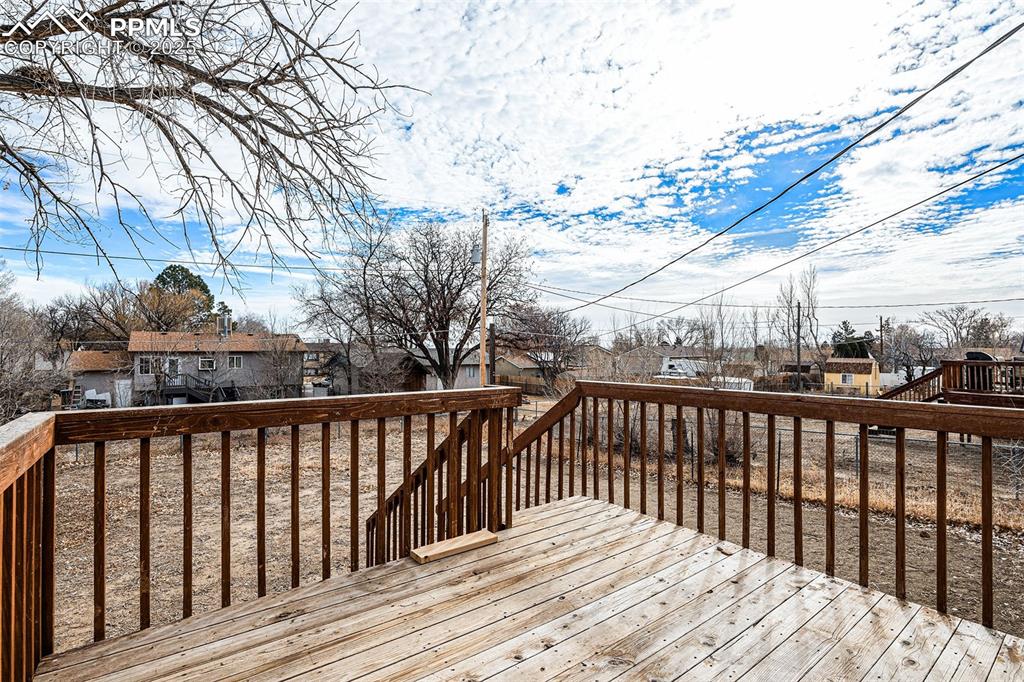 Image 13 of 14: Deck