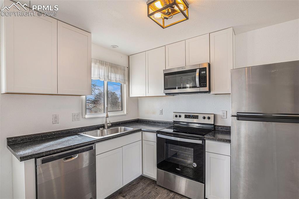 Image 4 of 14: Kitchen