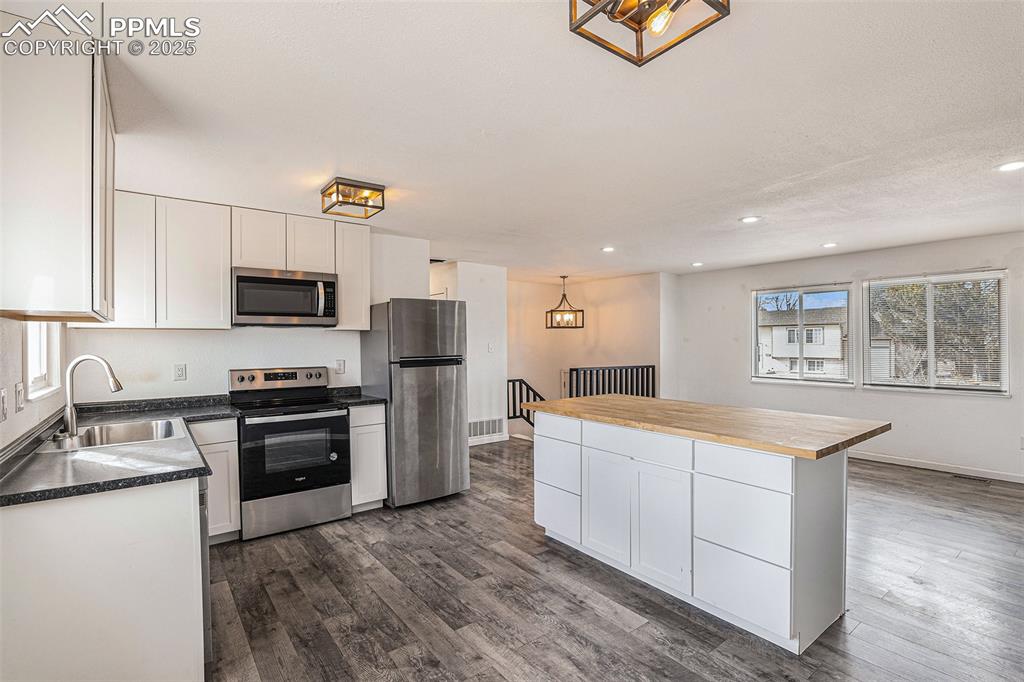 Image 5 of 14: Kitchen