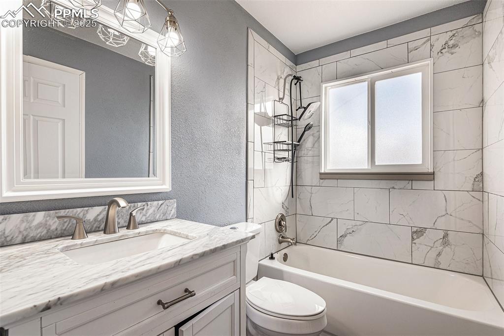 Image 6 of 14: Bathroom