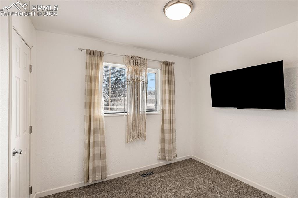 Image 7 of 14: Bedroom