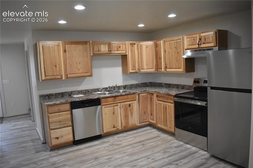 Image 9 of 24: Kitchen