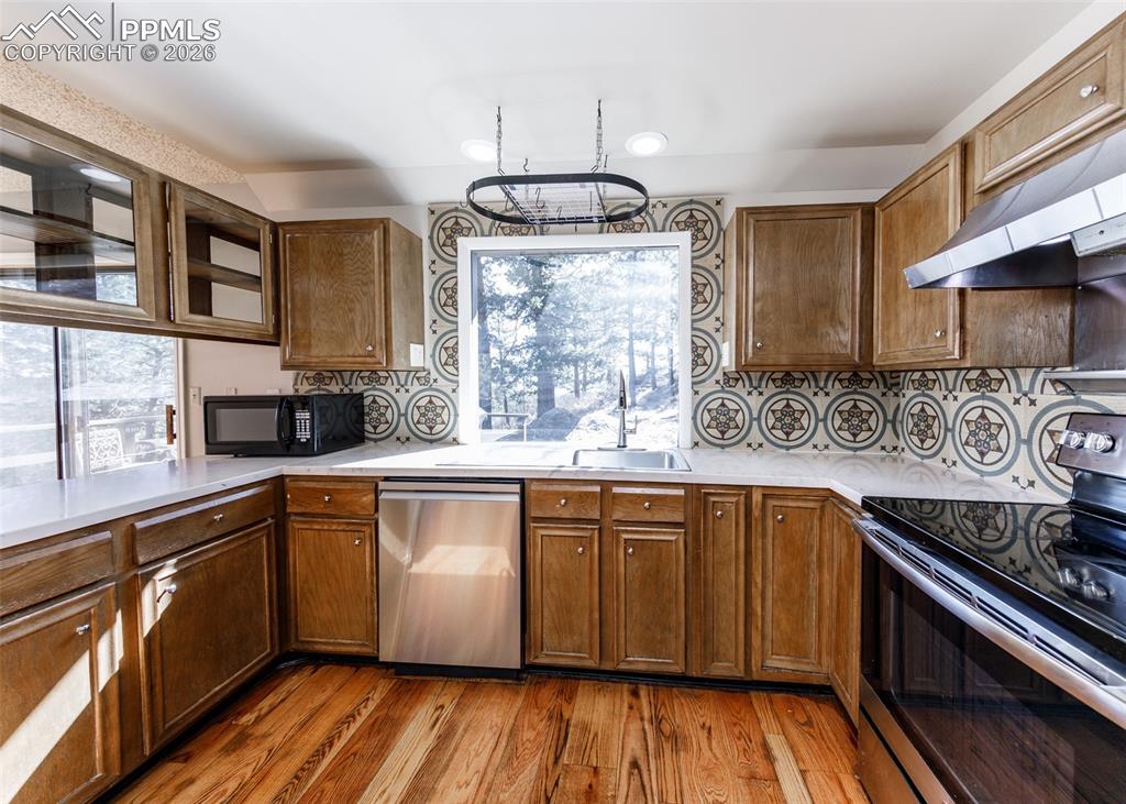 Image 18 of 48: Kitchen