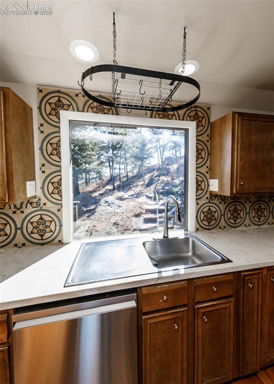 Image 21 of 48: Kitchen