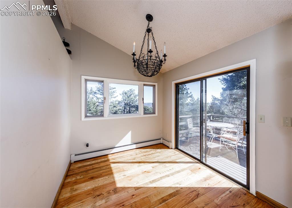 Image 22 of 48: Dining Area