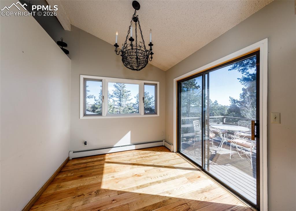 Image 23 of 48: Dining Area