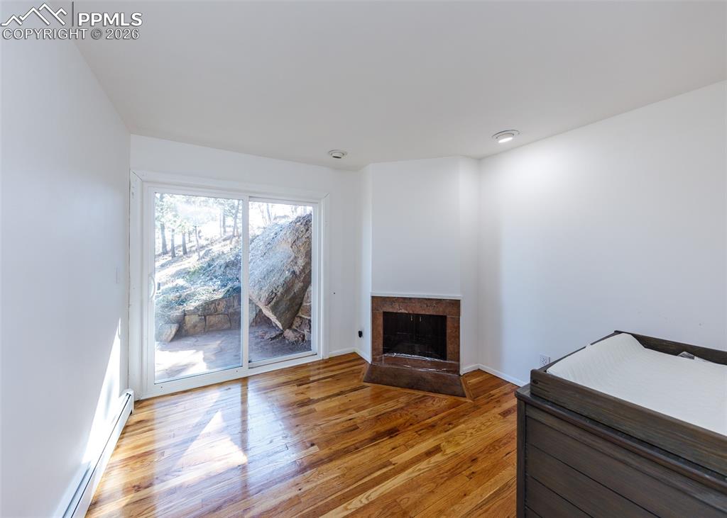 Image 28 of 48: Living Room