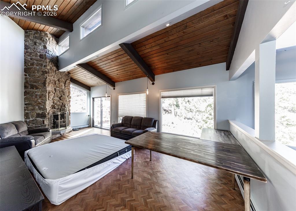 Image 32 of 48: Living Room