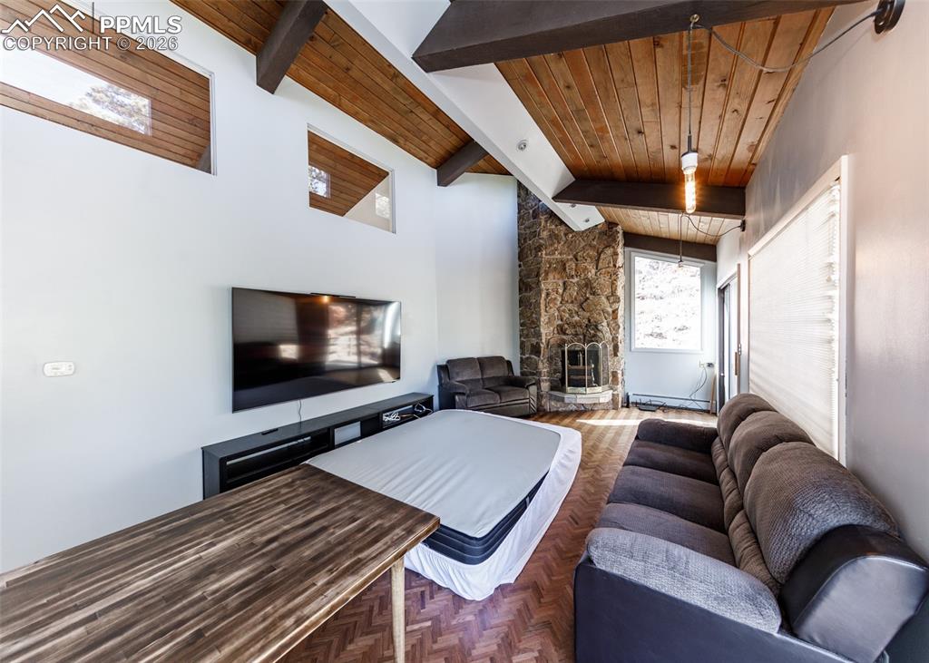 Image 33 of 48: Living Room