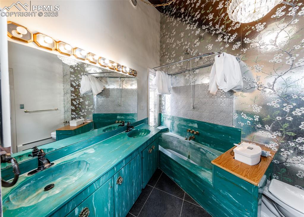 Image 39 of 48: Bathroom