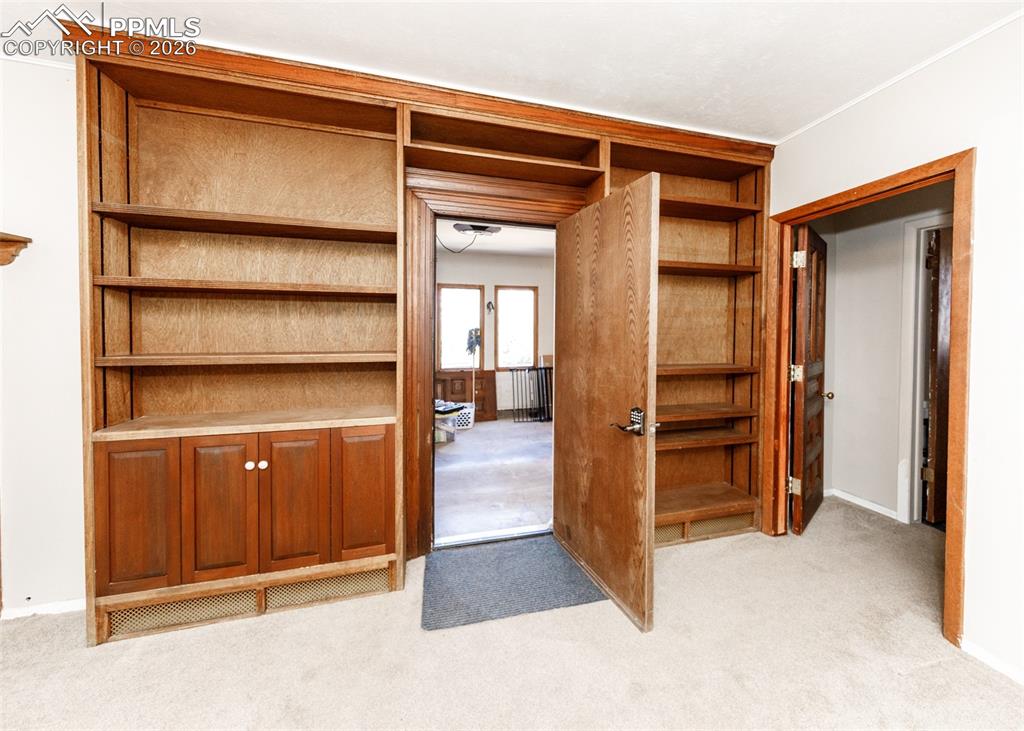 Image 43 of 48: Closet