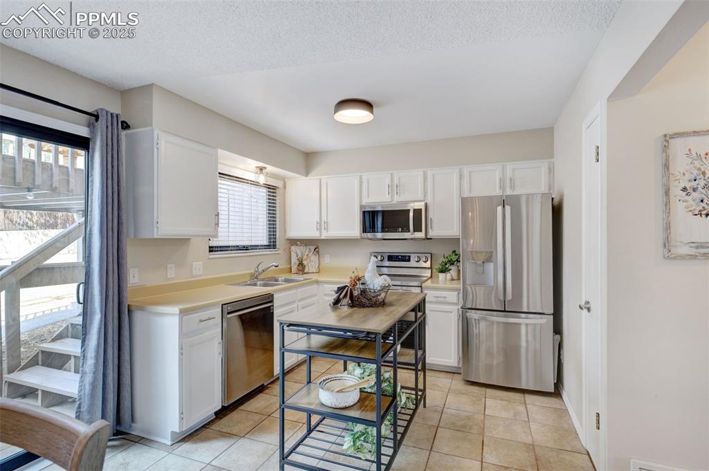 Image 14 of 29: Kitchen