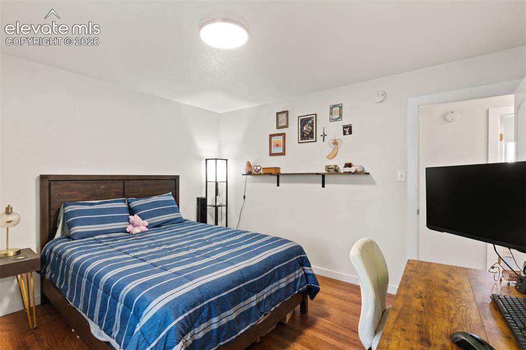 Image 14 of 27: Bedroom