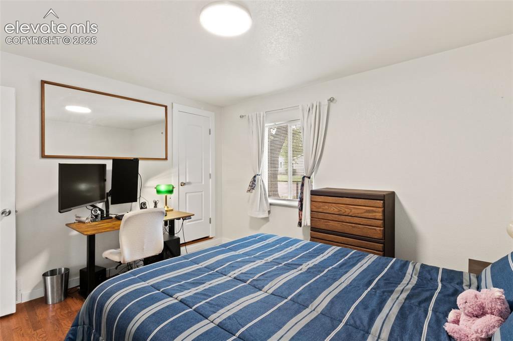 Image 15 of 27: Bedroom
