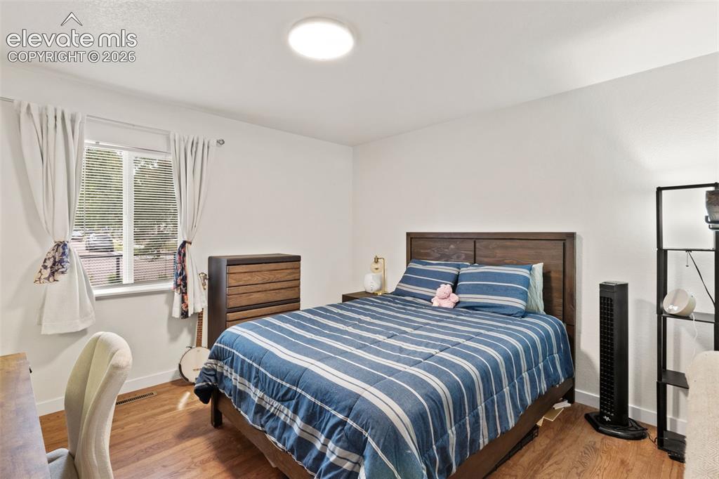 Image 16 of 27: Bedroom