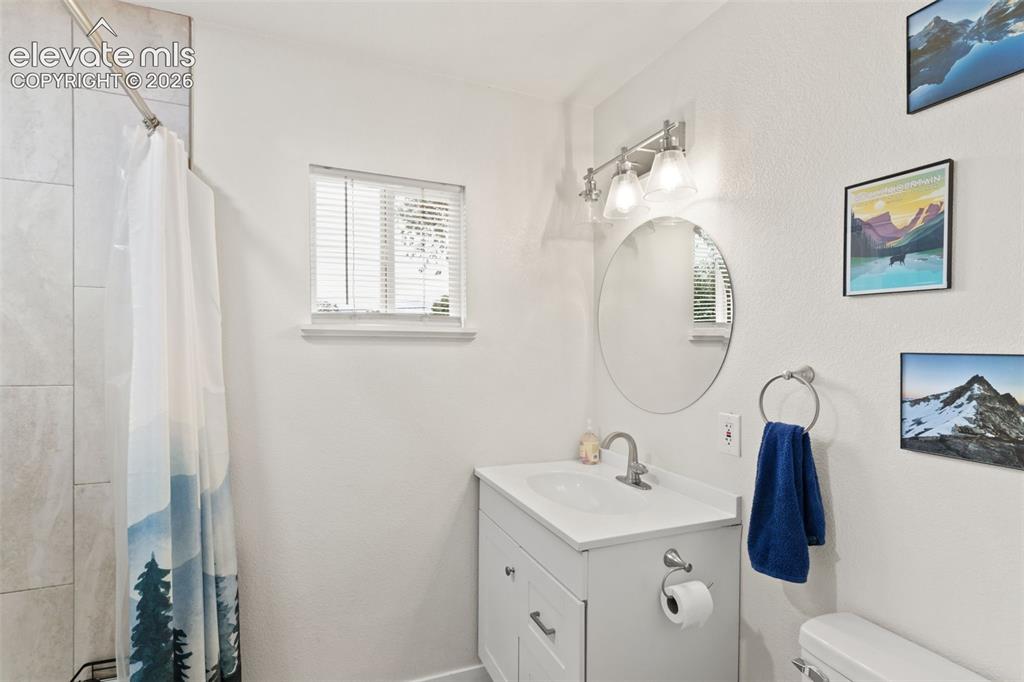 Image 17 of 27: Bathroom