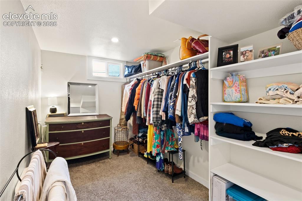 Image 18 of 27: Closet