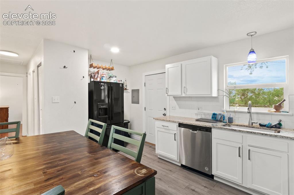 Image 5 of 27: Kitchen