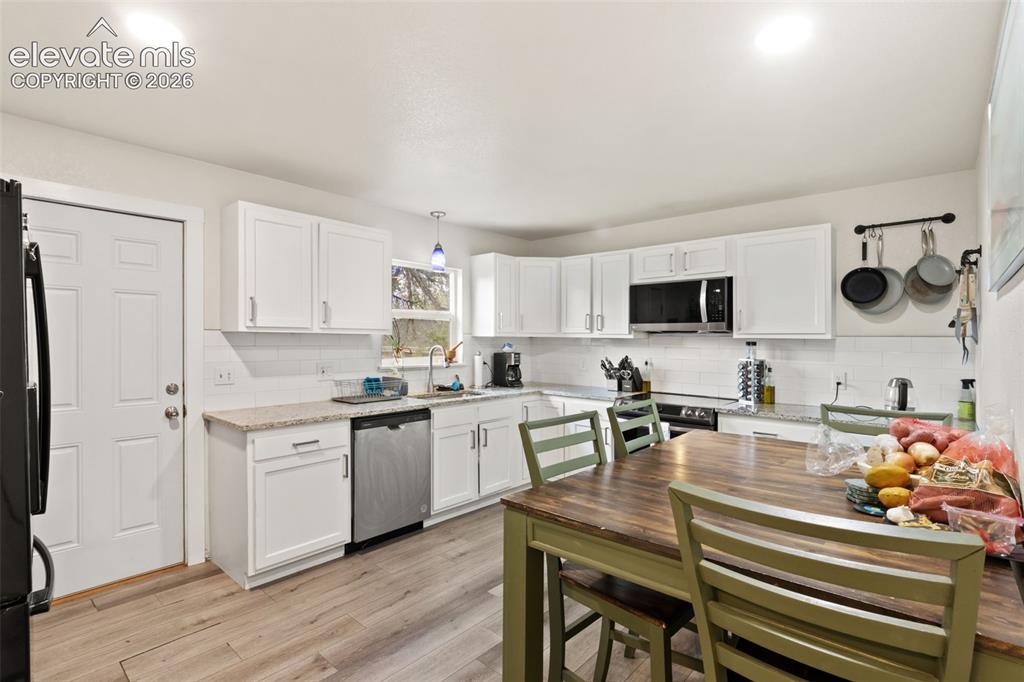 Image 7 of 27: Kitchen