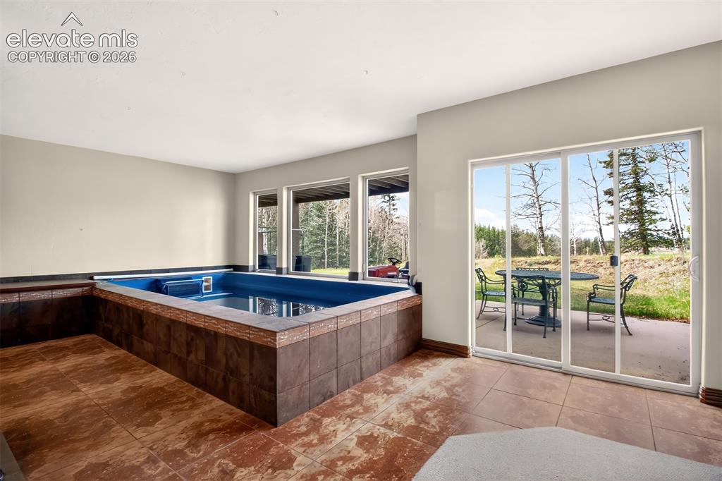 Image 18 of 48: Bathroom