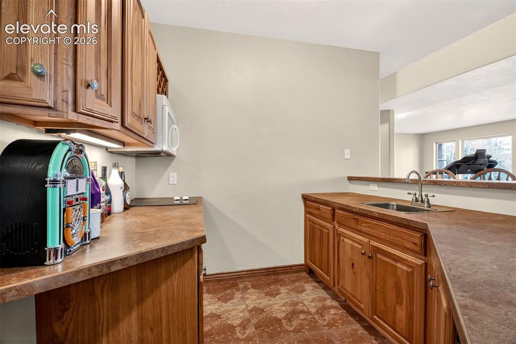 Image 21 of 48: Kitchen