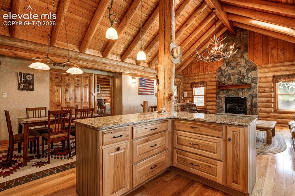Image 33 of 48: Kitchen