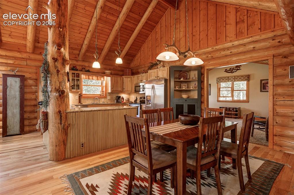 Image 34 of 48: Dining Area