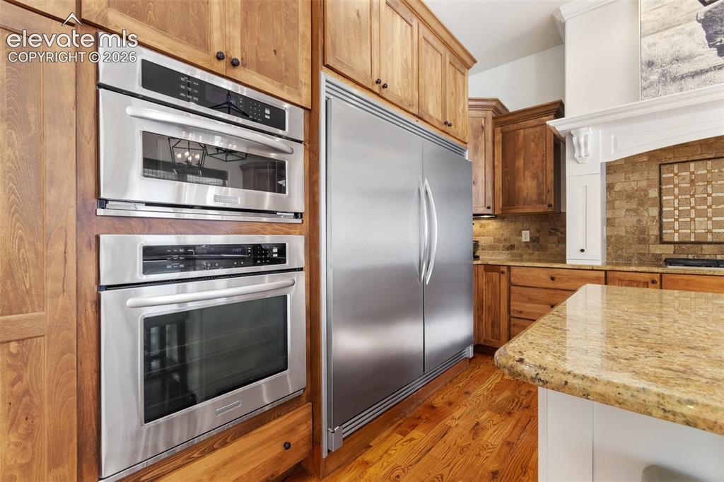 Image 12 of 31: Kitchen