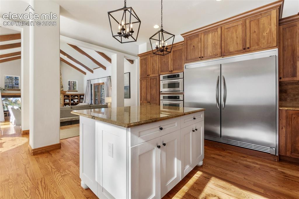 Image 13 of 31: Kitchen