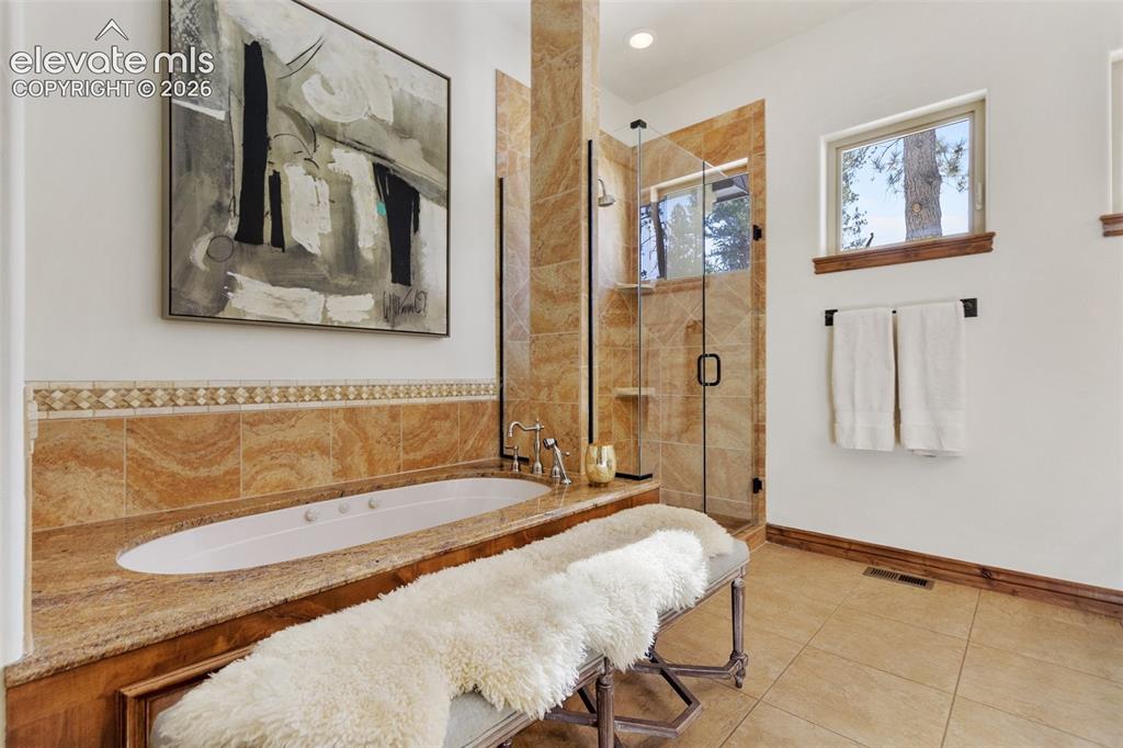 Image 16 of 31: Bathroom