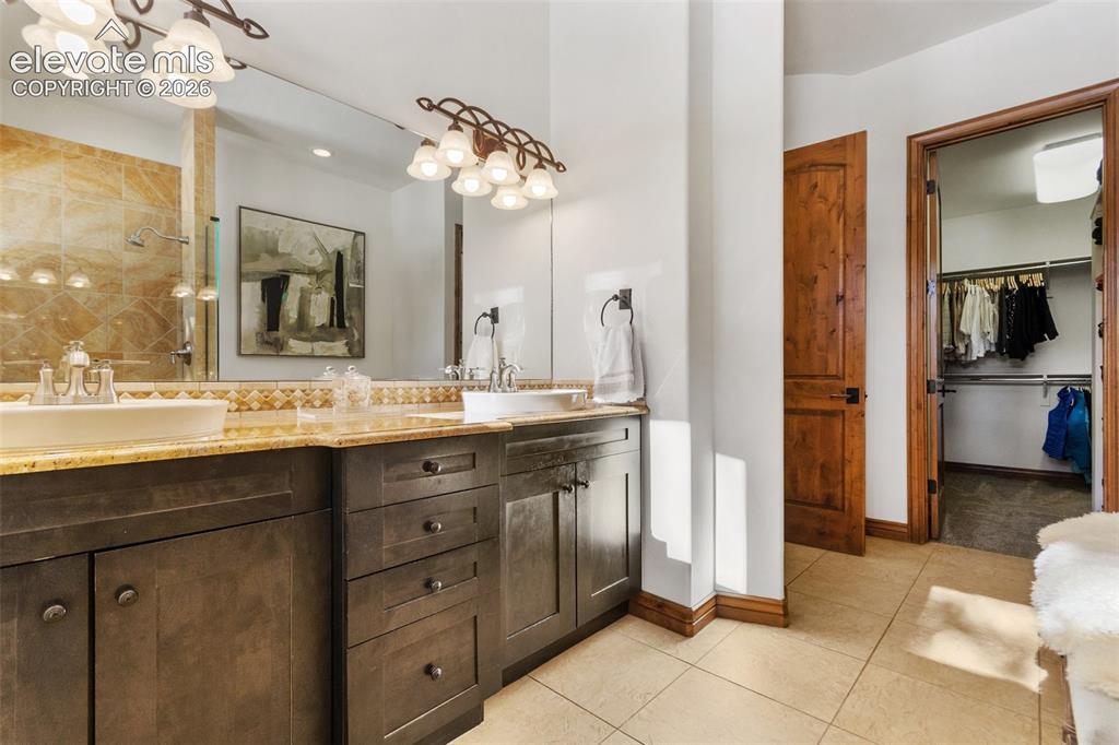 Image 17 of 31: Bathroom