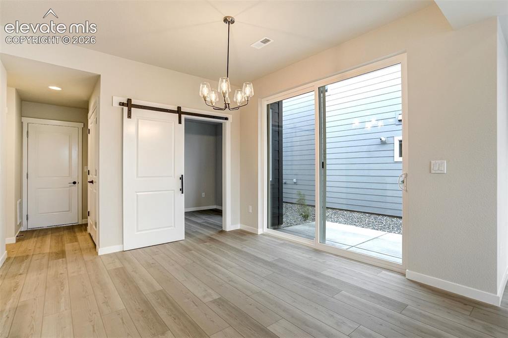 Image 11 of 33: Dining Area