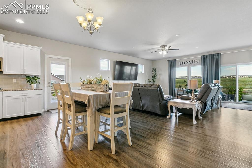 Image 11 of 50: Dining Area