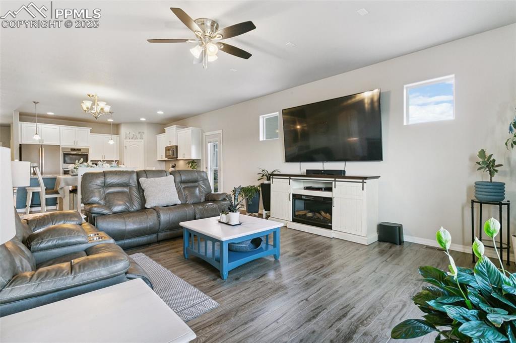 Image 16 of 50: Living Room