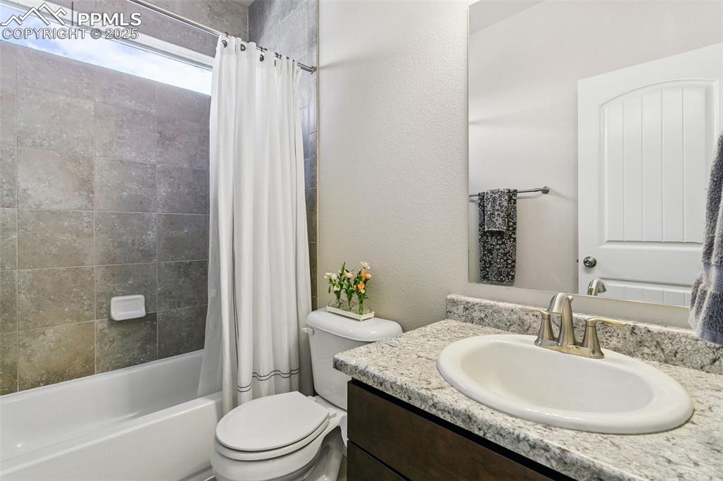 Image 23 of 50: Main level full bath off of the kitchen